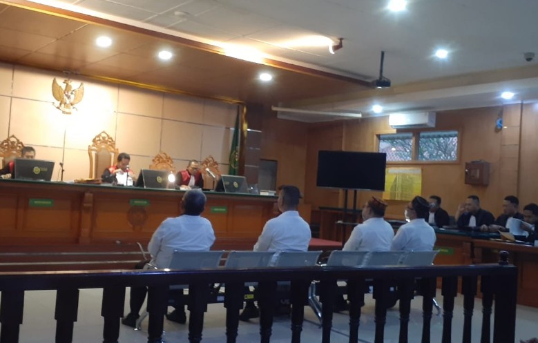 SIDANG: 4 orang Terdakwa Kasus Peningkatan Jalan Keboncau-Kudangwangi saat menjalani persidangan di PN Bandung.