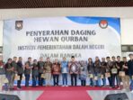 IMG_20230629_200536 POTO BERSAMA: Rektor IPDN Dr. Hadi Prabowo bersama pejabat utama IPDN berpoto bersama wartawan Pokja IPDN penerima daging qurban (For Radar Sumedang)