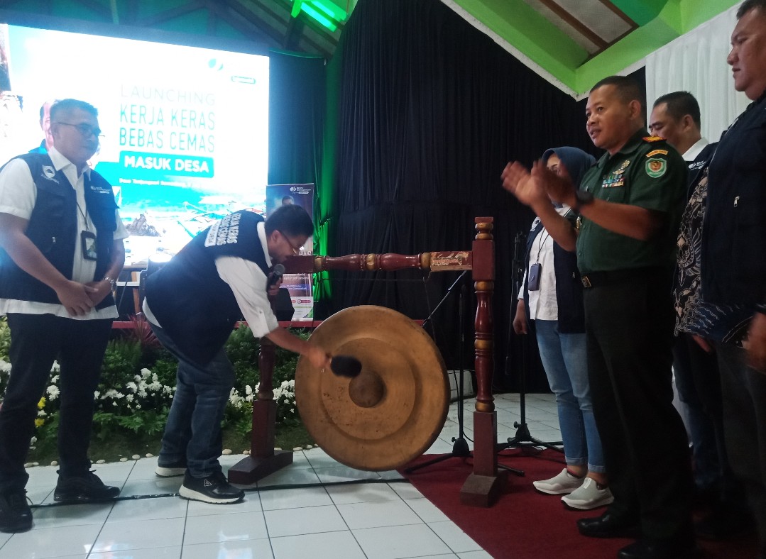 LAUNCHING: Wakil Bupati Sumedang H. Erwan Setiawan memukul goong bertanda program KKCB mulai dilaksanakan di Desa/Kecamatan Tanjungsari. Rabu (06/07).