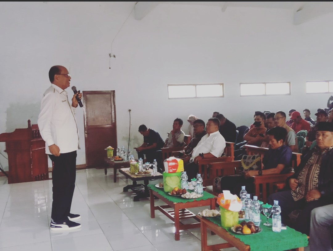 SOSIALISASI 4 PILAR: Anggota DPR RI Komisi IV Sutrisno memaparkan pentingnya 4 Pilar dalam kehidupan bernegara dihadapan para kades dan perangkat. Sabtu (08/07).