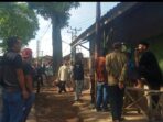 AKSI WARGA: Warga Dusun Cilengsar Desa Cigendel Kecamatan Pamulihan menutup warung yang menjual miras dan obat terlarang. (For Radar Sumedang)