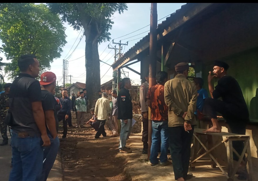 AKSI WARGA: Warga Dusun Cilengsar Desa Cigendel Kecamatan Pamulihan menutup warung yang menjual miras dan obat terlarang. (For Radar Sumedang)