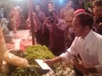 IMG_20230711_125810 KUNJUNGI PEDAGANG: Presiden Jokowi saat mengecek harga kebutuhan pokok di Pasar Tradisional Tanjungsar. Selasa (11/07)