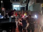 EVAKUASI: Danramil Cimanggung saat ikut membantu mengevakuasi korban IN yang dibacok OTK (Istimewa)