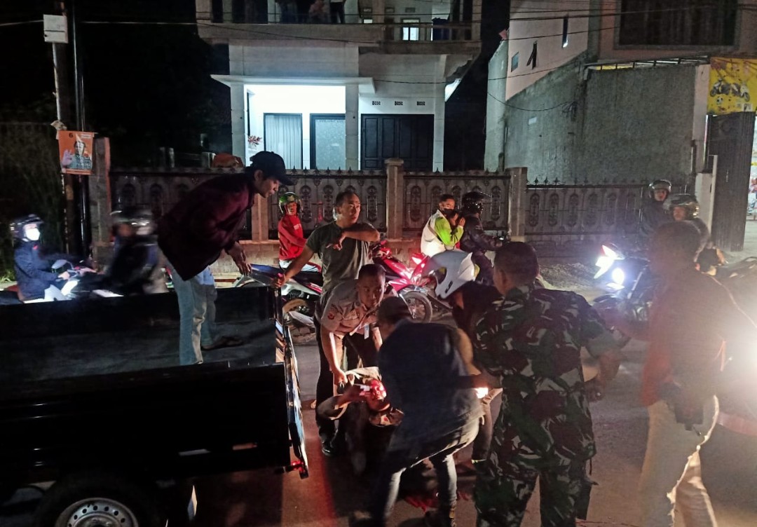 EVAKUASI: Danramil Cimanggung saat ikut membantu mengevakuasi korban IN yang dibacok OTK (Istimewa)
