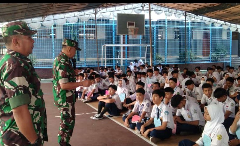MATERI: Danramil 1005/Jatinangor Kapten Arh. A. Jaelani memberikan materi wawasan kebangsaan (Wasbang) kepada 280 siswa baru kelas X di SMK Pasundan Jatinangor Dsn. Ciawi Rt 04 Rw 05 Ds. Cikeruh Kec. Jatinangor. Selasa (18/07).