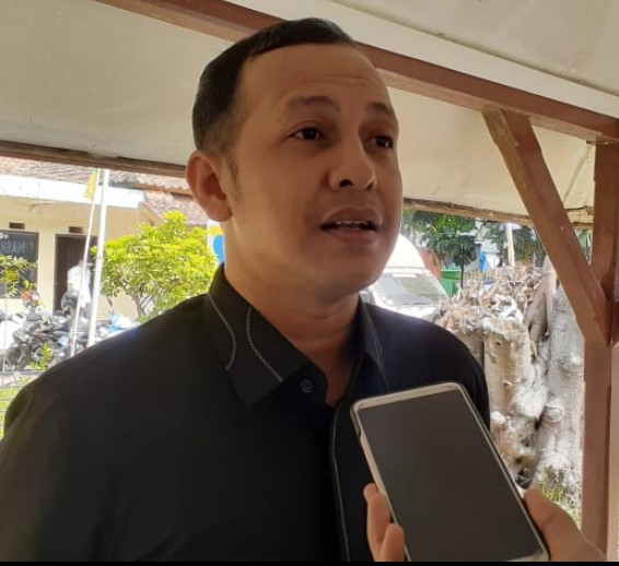 WAWANCARA: Mantan aktivis 99, Ricky Megantara yang juga Bacaleg DPR RI Partai Golkar Dapil IX (Sumedang, Majalengka, Subang) saat menghadiri kegiatan di Tanjungsari. Minggu (16/07).