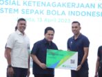 KERJASAMA: Ketua PSSI Erick Thohir saat memberikan Jaminan Sosial kepada Wasit Nasional Fariq Hitaba, karen sebelumnya BPJS Ketenagakerjaan dan PSSI melakukan kerja sama.(istimewa)
