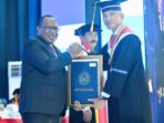 IMG_20230725_150705 SALAM KOMANDO: Wakil Menteri Dalam Negeri John Wempi Wetipo saat berfoto dengan wisudawan terbaik saat acara sidang terbuka senat. Selasa (25/07). (For Radar Sumedang).