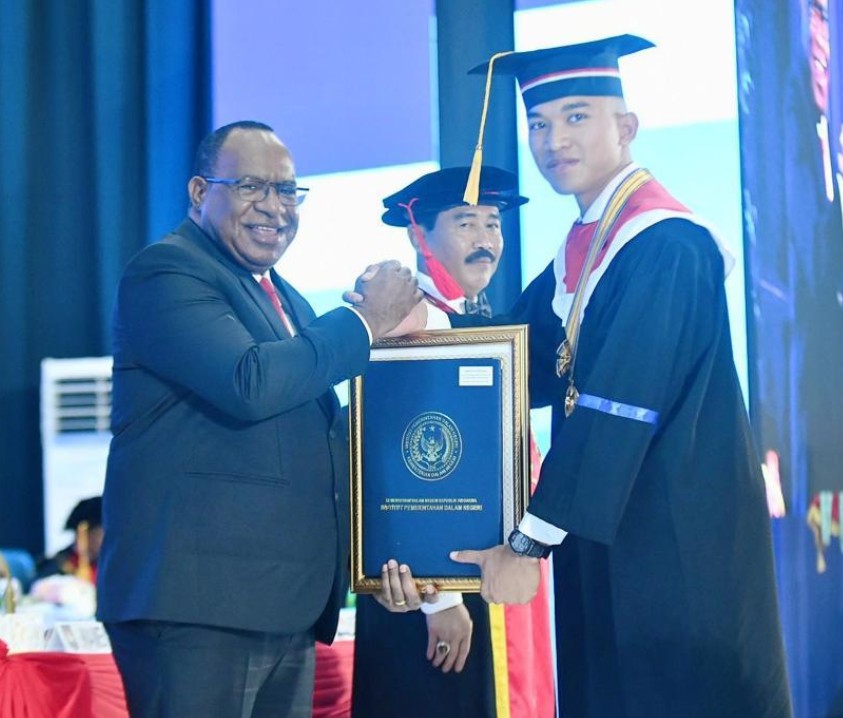 SALAM KOMANDO: Wakil Menteri Dalam Negeri John Wempi Wetipo saat berfoto dengan wisudawan terbaik saat acara sidang terbuka senat. Selasa (25/07). (For Radar Sumedang).