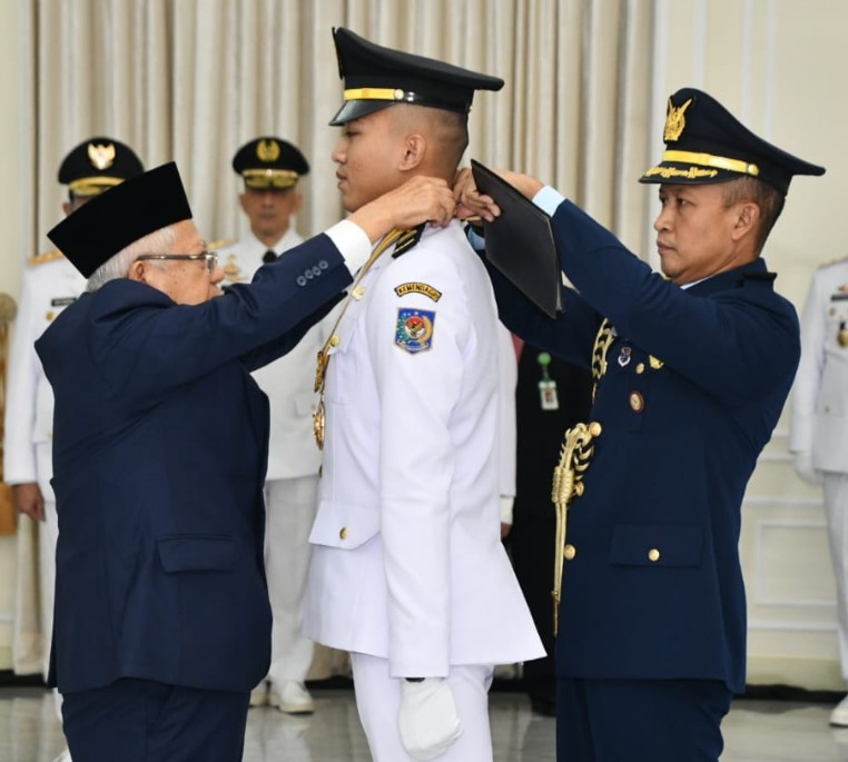 FOR RADAR SUMEDANG: Wapres RI Ma'ruf Amin saat menyematkan penghargaan Kartika Astha Brata dan Kartika Abdi Praja kepada 10 lulusan terbaik program sarjana terapan.
