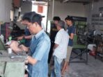 IMG_20230731_141257 CEK IZIN: Para pengrajin senapan angin saat melakukan aktivitas dibengkel di Cileunyi dan Jatinangor (For Radar Sumedang)