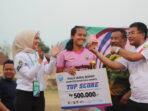 HADIAH: H. Umuh memberikan uang tambahan kepada pemain Sumedang Utara karena berhasil menjadi topskor. (Toha Hamdani/Radar Sumedang).
