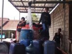 IMG_20230801_160125 NGANTRI: Warga Lebakgede saat mengisi air bersih kedalam wadah penampungan, warga disana mulai kekuranair bersih sejak 2 bulan lalu. (For Radar Sumedang).