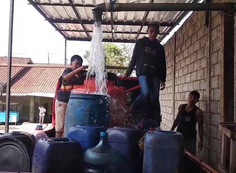 NGANTRI: Warga Lebakgede saat mengisi air bersih kedalam wadah penampungan, warga disana mulai kekuranair bersih sejak 2 bulan lalu. (For Radar Sumedang).