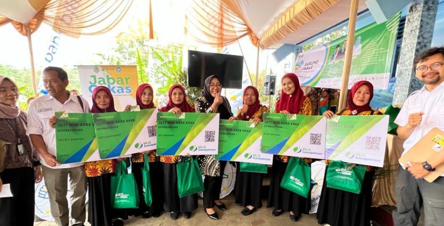 POTO BERSAMA: Kepala Kantor BPJS Ketengakerjaan, Rita Mariana berpoto dengan Kader Posyandu di Situraja Sumedang seusai menyerahkan kartu BPJS Ketenagakerjaan (For Radar Sumedang).