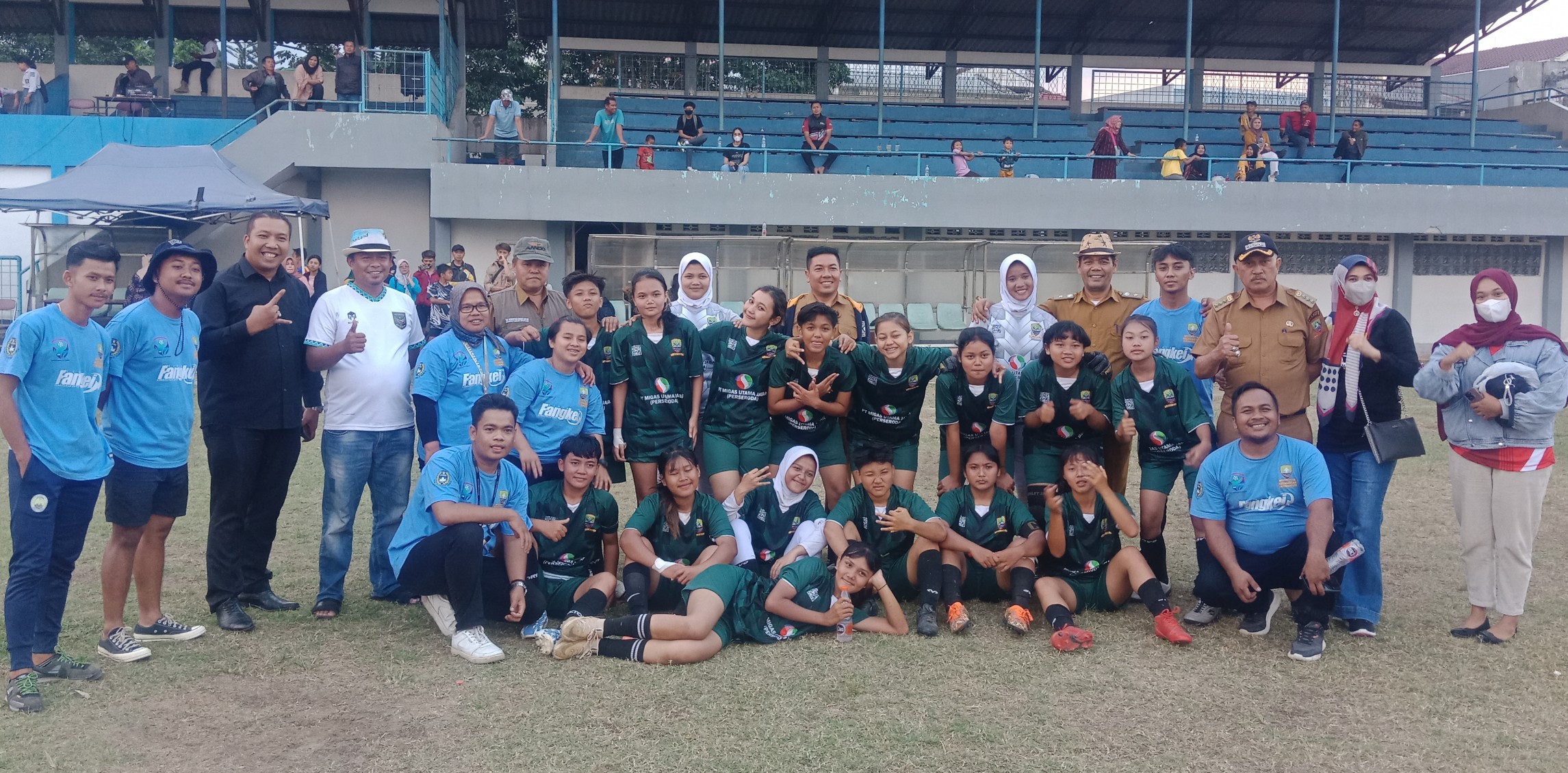 SEPAKBOLA WANITA: Tim sepakbola wanita kecamatan Jatinangor berpoto bersama seusai memenangkan pertandingan melawan Surian dengan skor 2-0 di stadion ahmad yani Sumedang. (Toha Hamdani/Radar Sumedang)