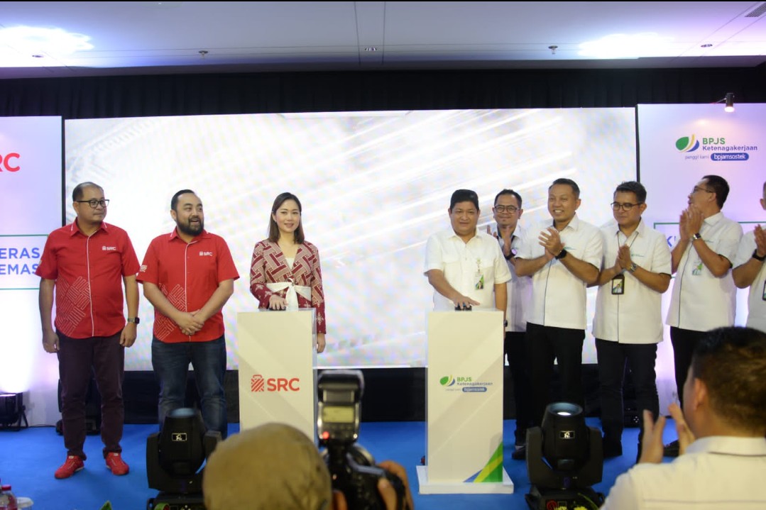 SEREMONIAL: BPJS Ketenagakerjaan dan SRCIS jalin kerjasama diresmikan langsung Direktur Kepesertaan BPJS Ketenagakerjaan Zainudin dan Direktur PT SRC Indonesia Sembilan Rima Tanago di Tangerang, Senin (14/8). (For Radar Sumedang).