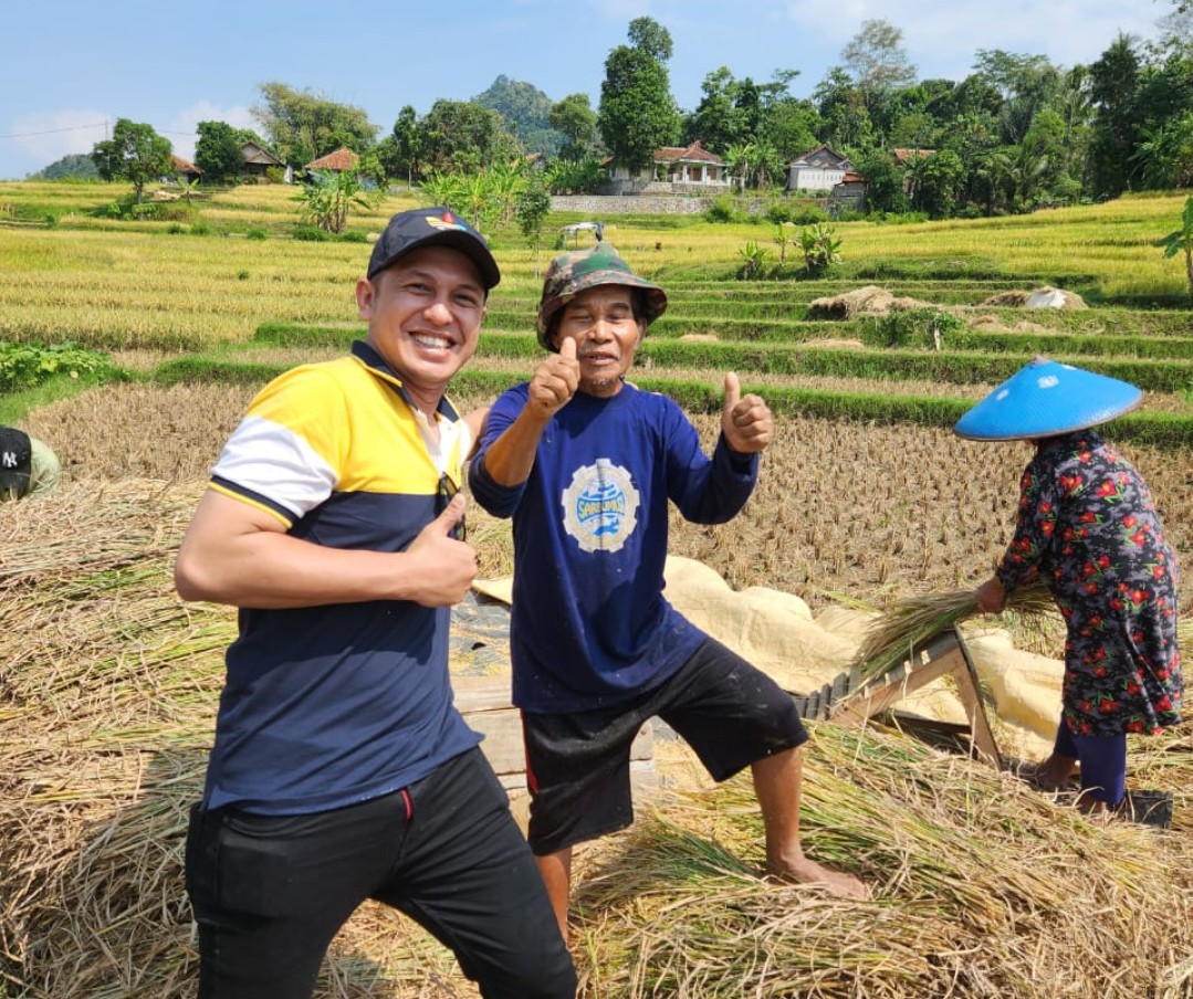 POTO BERSAMA: Politisi Muda Partai Golkar Ricky Megantara saat menyambangi petani di wilayah Kabupaten Sumedang belum lama ini. (For Radar Sumedang)