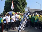 OLAHRAGA: Wabup Erwan didampingi Galih Dimuntur Kartasasmita saat melepas peserta Galih Fun Walk 2023 di Pasar Tembakau Tanjungsari, Sumedang. Minggu (20/08). (For Radar Sumedang).