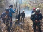 PEMADAMAN: Petugas, relawan dan warga berjibaku memadamkan api yang membakar Gunung Kareumbi Blok Ciceuri. (For Radar Sumedang)