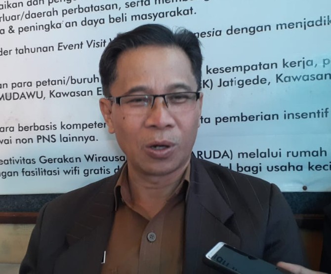 WAWANCARA : Camat Pamulihan Rohana memberikan keterangan terkait berbagai kegiatan yang akan dilaksanakan di Kecamatan Pamulihan. (For Radar Sumedang)