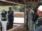 IMG_20230822_142904 DISKUSI: Bupati Sumedang H. Dony Ahmad Munir didampingi Caleg DPRD Sumedang Partai PPP Dapil 6, Rita Oktaviana saat berdiskusi bersama petani. (Toha Hamdani/Radar Sumedang.