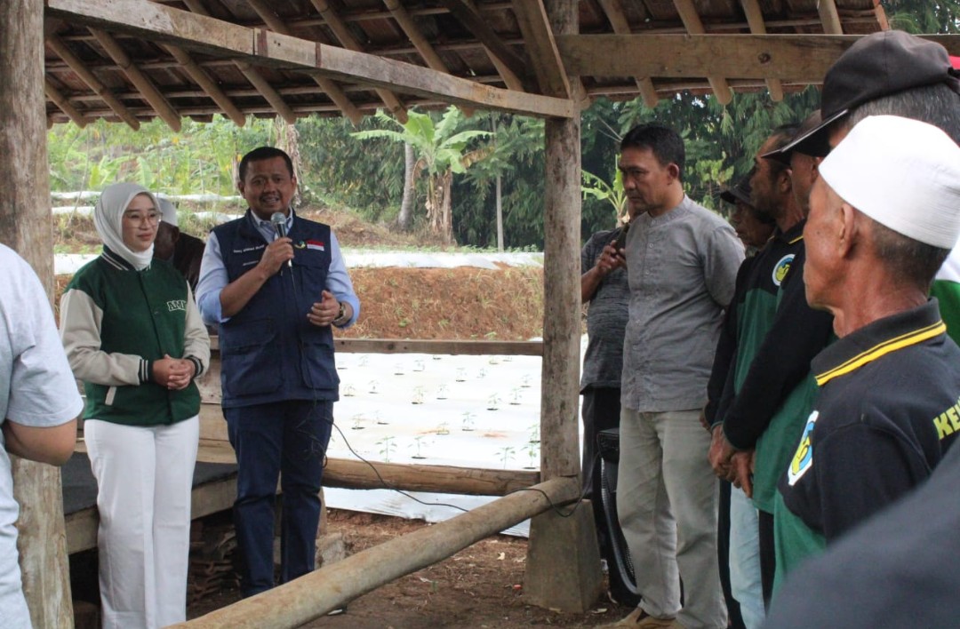 DISKUSI: Bupati Sumedang H. Dony Ahmad Munir didampingi Caleg DPRD Sumedang Partai PPP Dapil 6, Rita Oktaviana saat berdiskusi bersama petani. (Toha Hamdani/Radar Sumedang.