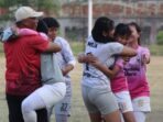 KEMENANGAN: Tim Sepakbola wanita Sumedang Utara merayakan kemenangan atas lawannya tim Paseh kompetisi sepakbola wanita U-18 Piala Wakil Bupati Sumedang. Selasa (22/08) (Toha Hamdani/Radar Sumedang).