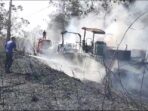 F Dua Alat Berat Pengasplan Jalan Terbakar Ditengah Hutan Jatigede