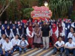 02 Bersama tim angklung