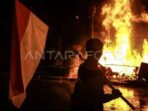 pengunjuk-rasa-membawa-bendera-merah-putih-saat-aksi-di-depa-ojlg