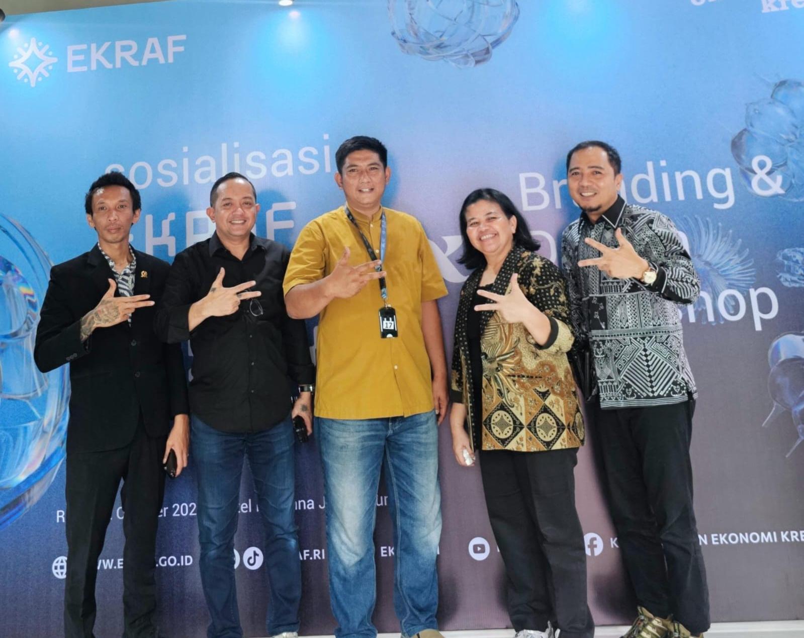 Direktur arsitektur dan Dsain Kemenparekraf Sabar Norma Megawati (batik corak kuning) berpoto dengan Dede Mulyadi Anggota DPRD Sumedang (paling kiri) dan owner Nirwan Supplier Frozen R. Gilang Herdian (kaos kuning)